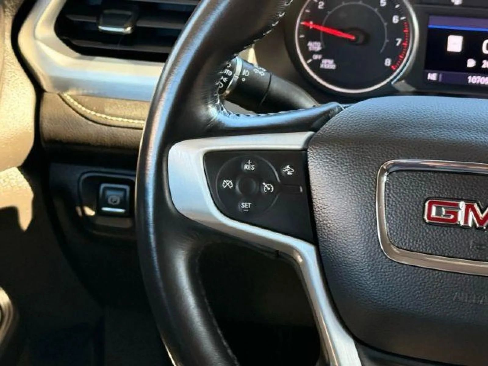 Used 2022 GMC Acadia SLT w/ LPO, Floor Liner Package image 32