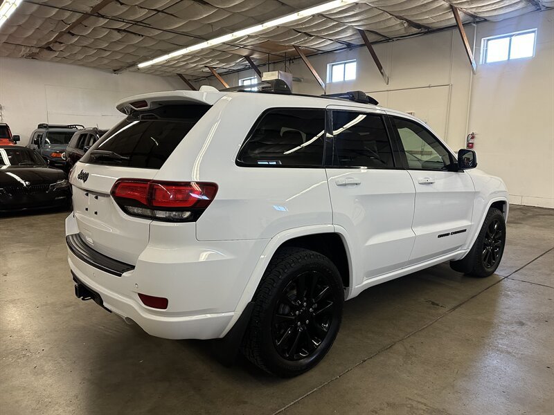 Used 2017 Jeep Grand Cherokee Altitude image 3