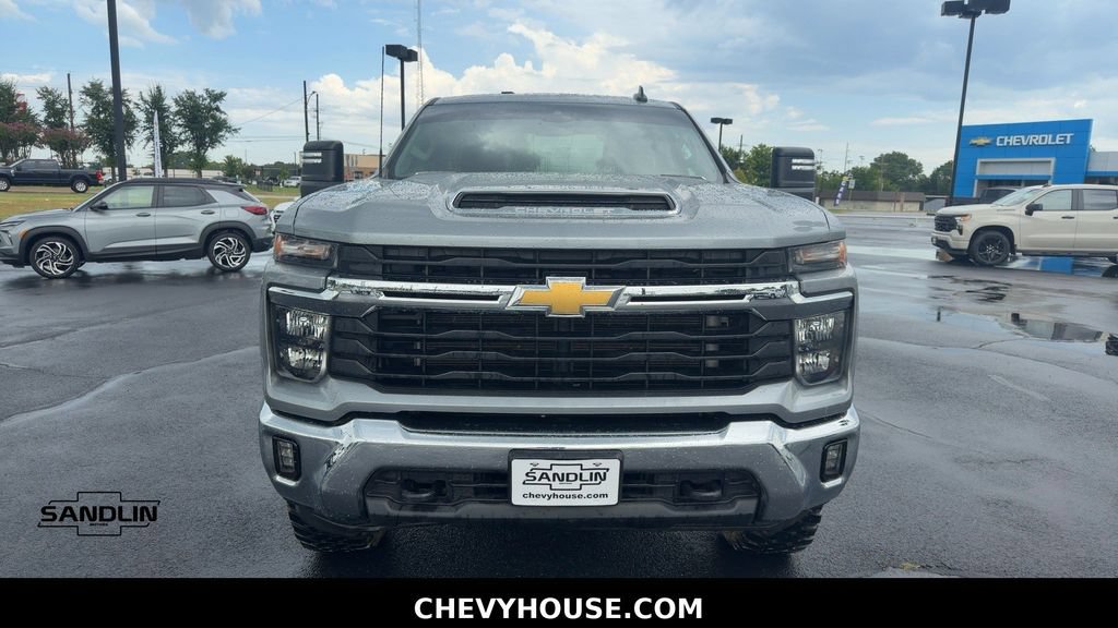 Used 2025 Chevrolet Silverado 2500 LT w/ Convenience Package AWD/4WD image 3