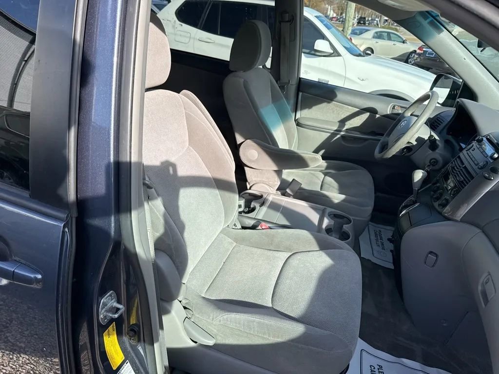 Used 2010 Toyota Sienna LE image 18
