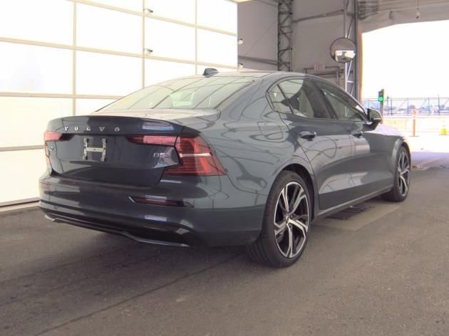 Used 2025 Volvo S60 B5 Core image 2
