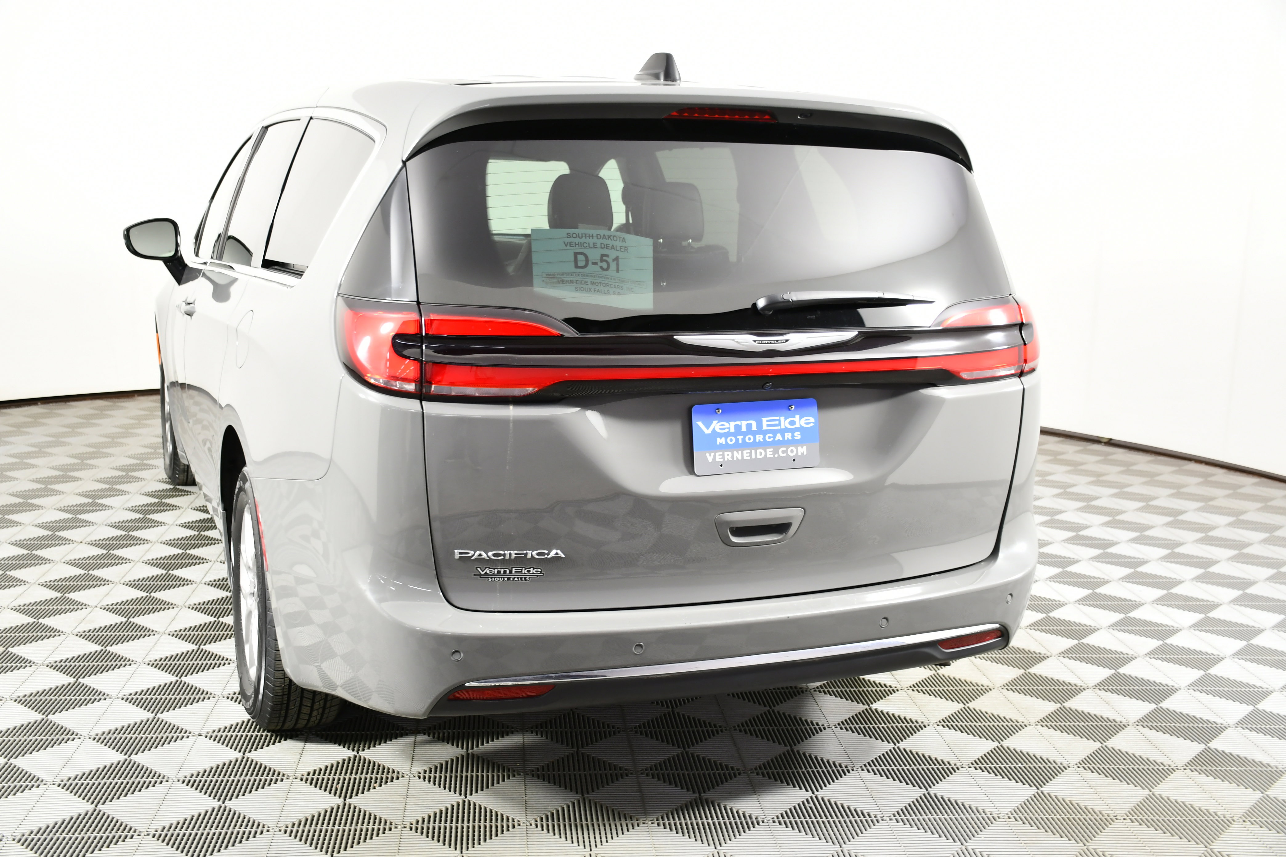 Used 2025 Chrysler Pacifica Select image 7