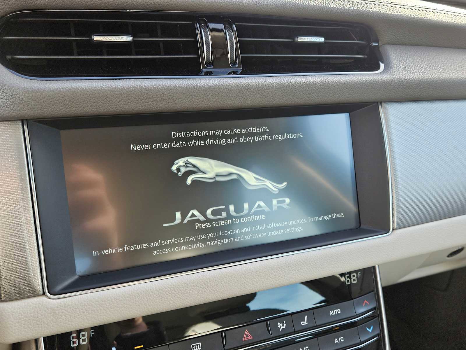 Used 2019 Jaguar XF Prestige image 58