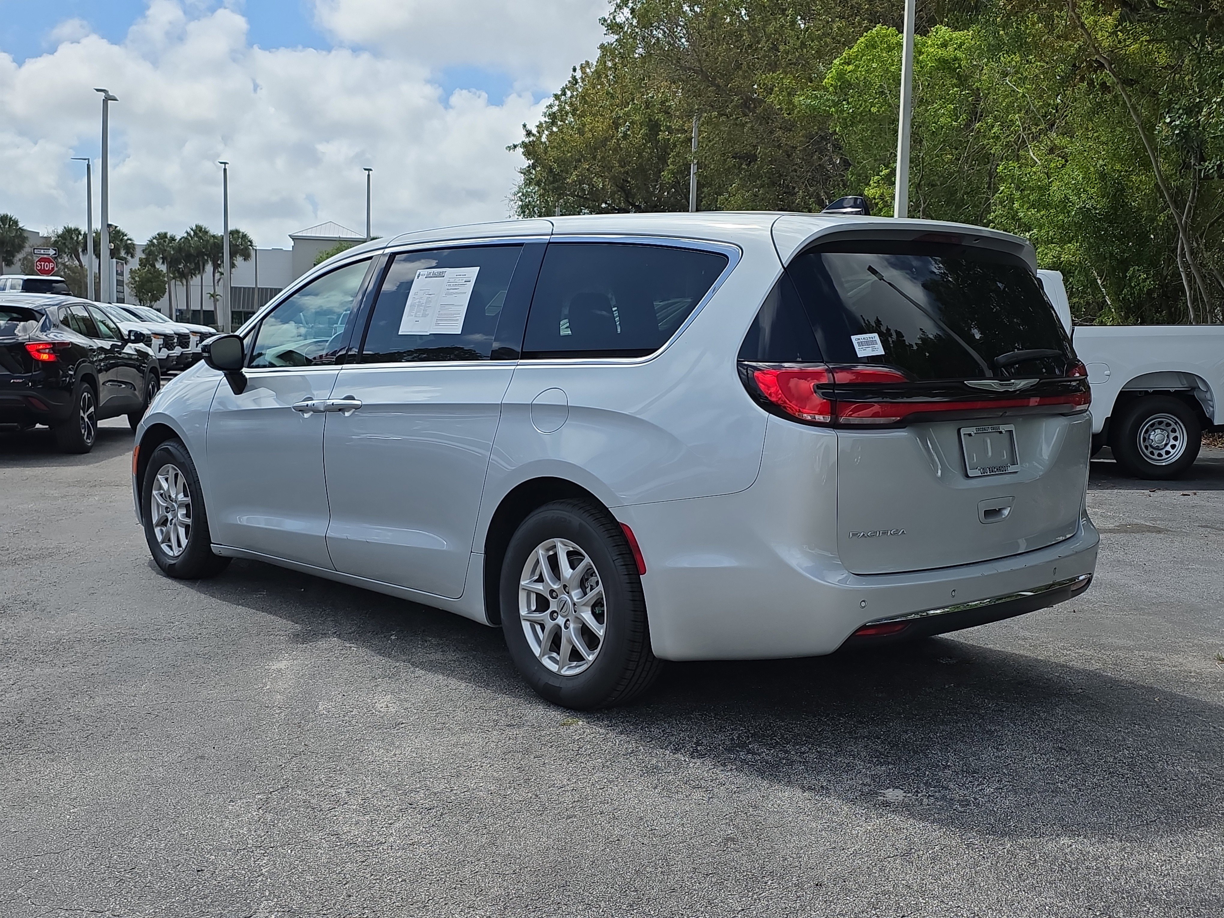 Used 2024 Chrysler Pacifica Touring-L FWD image 5