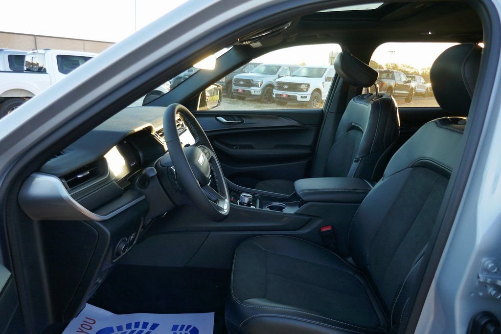 New 2025 Jeep Grand Cherokee Altitude image 13