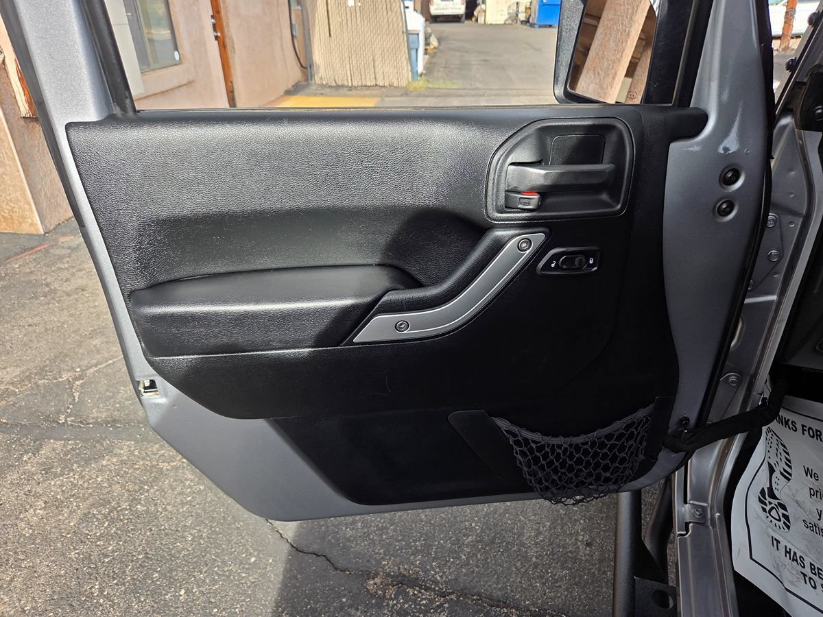 Used 2018 Jeep Wrangler Unlimited Sahara w/ Connectivity Group AWD/4WD image 44