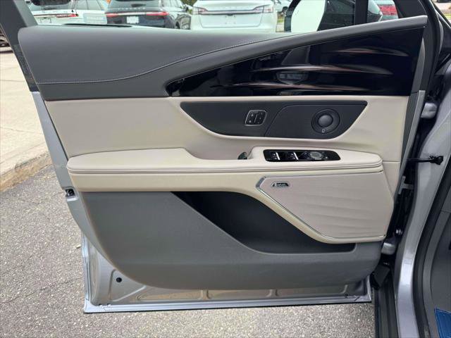 Used 2025 Lincoln Nautilus Reserve w/ Jet Appearance Package image 15