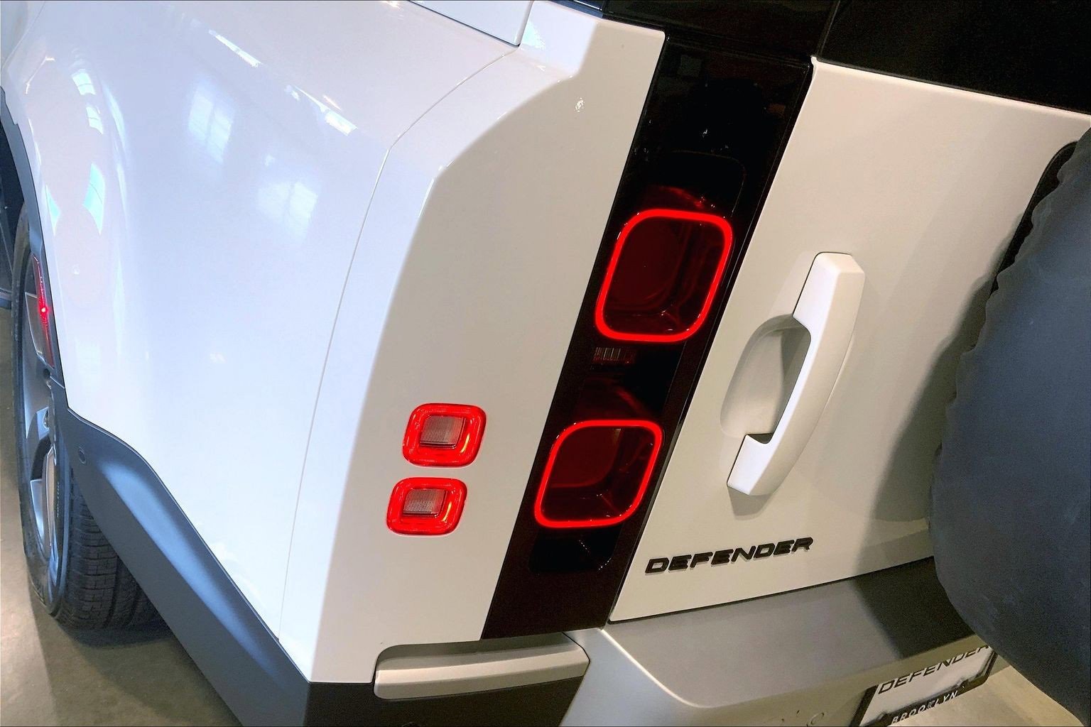 Used 2025 Land Rover Defender 130 S image 28