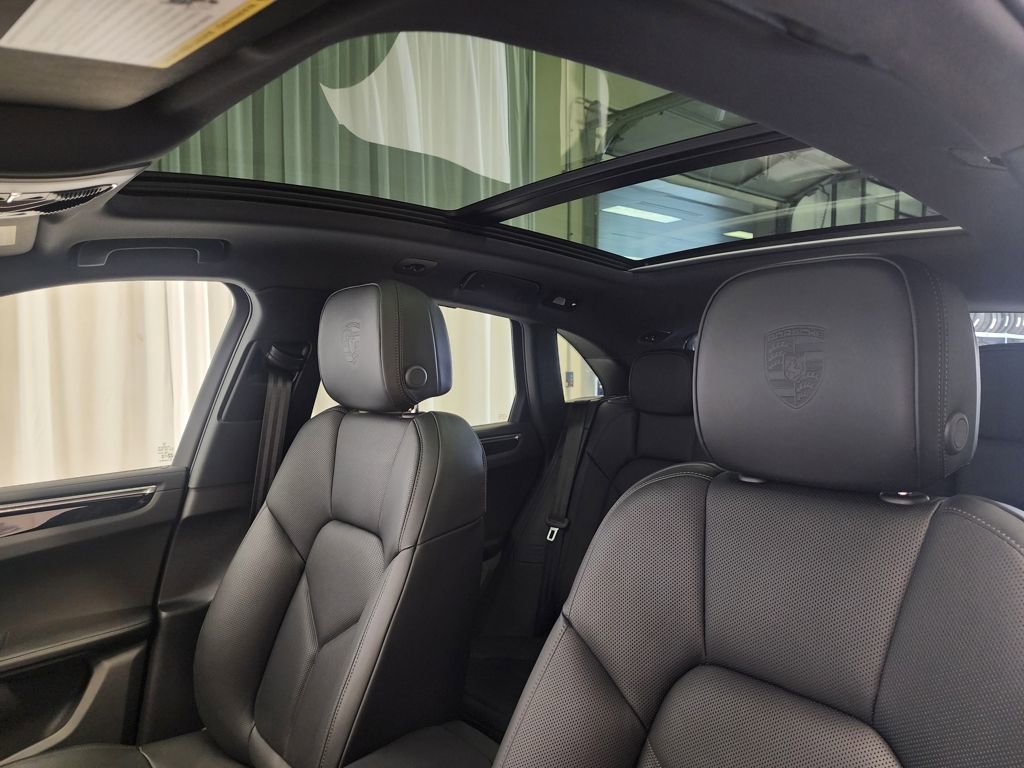 Certified 2025 Porsche Macan image 17