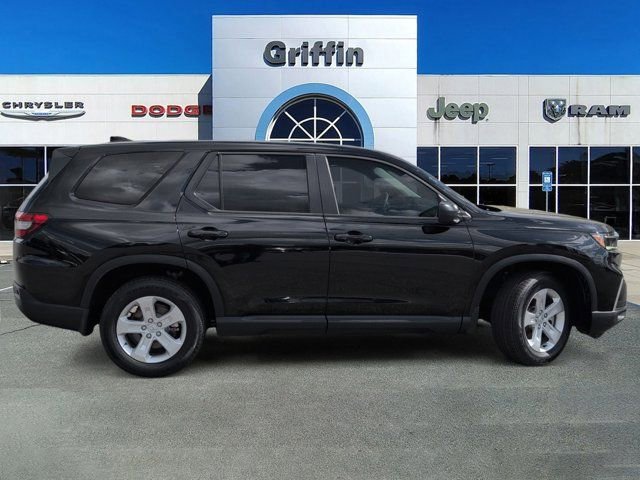 Used 2023 Honda Pilot LX image 3