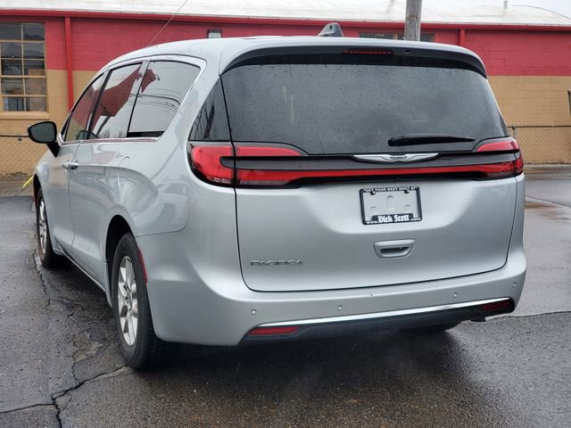 Used 2024 Chrysler Pacifica Touring-L FWD image 3