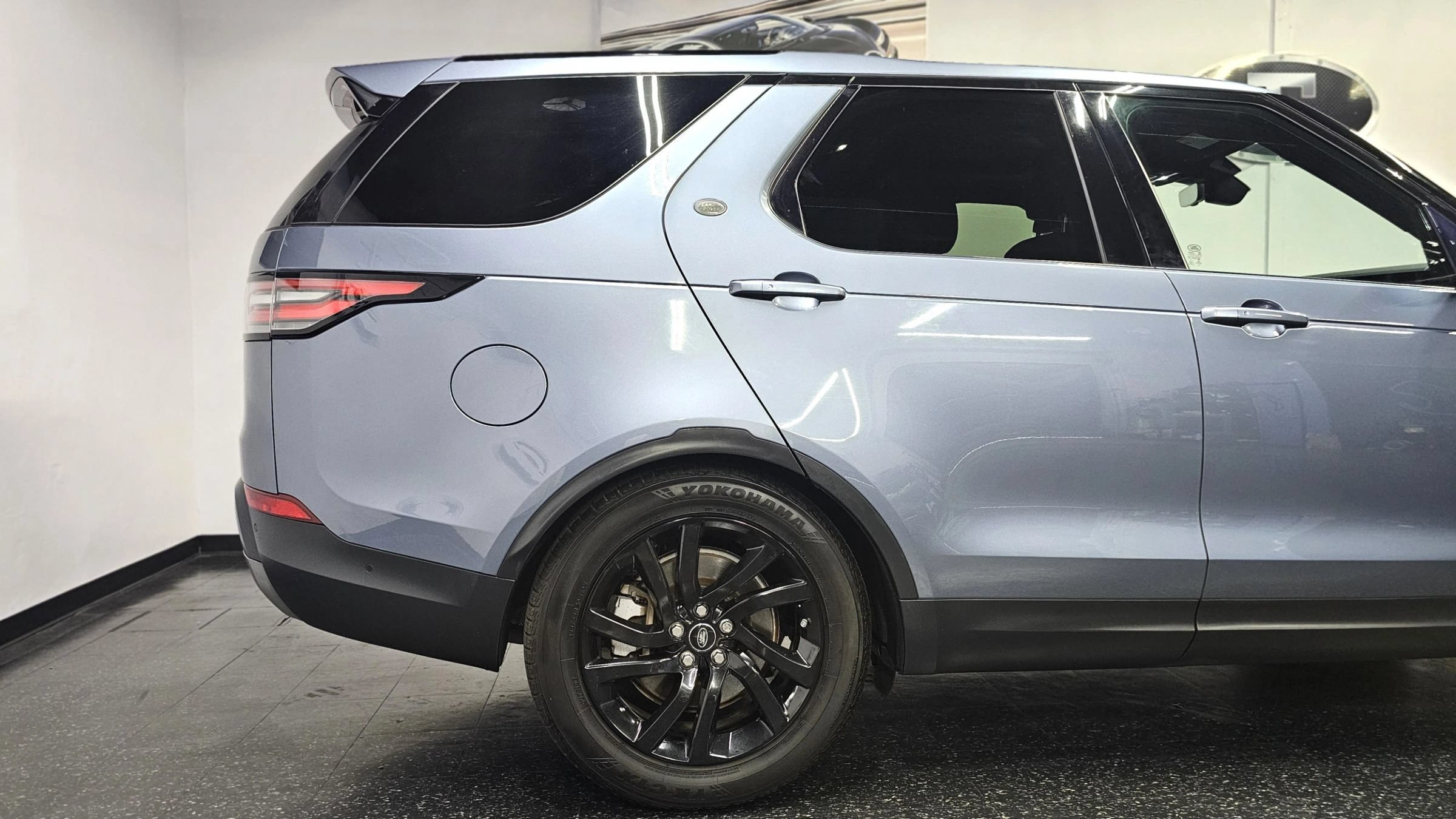 Used 2018 Land Rover Discovery HSE AWD/4WD image 11