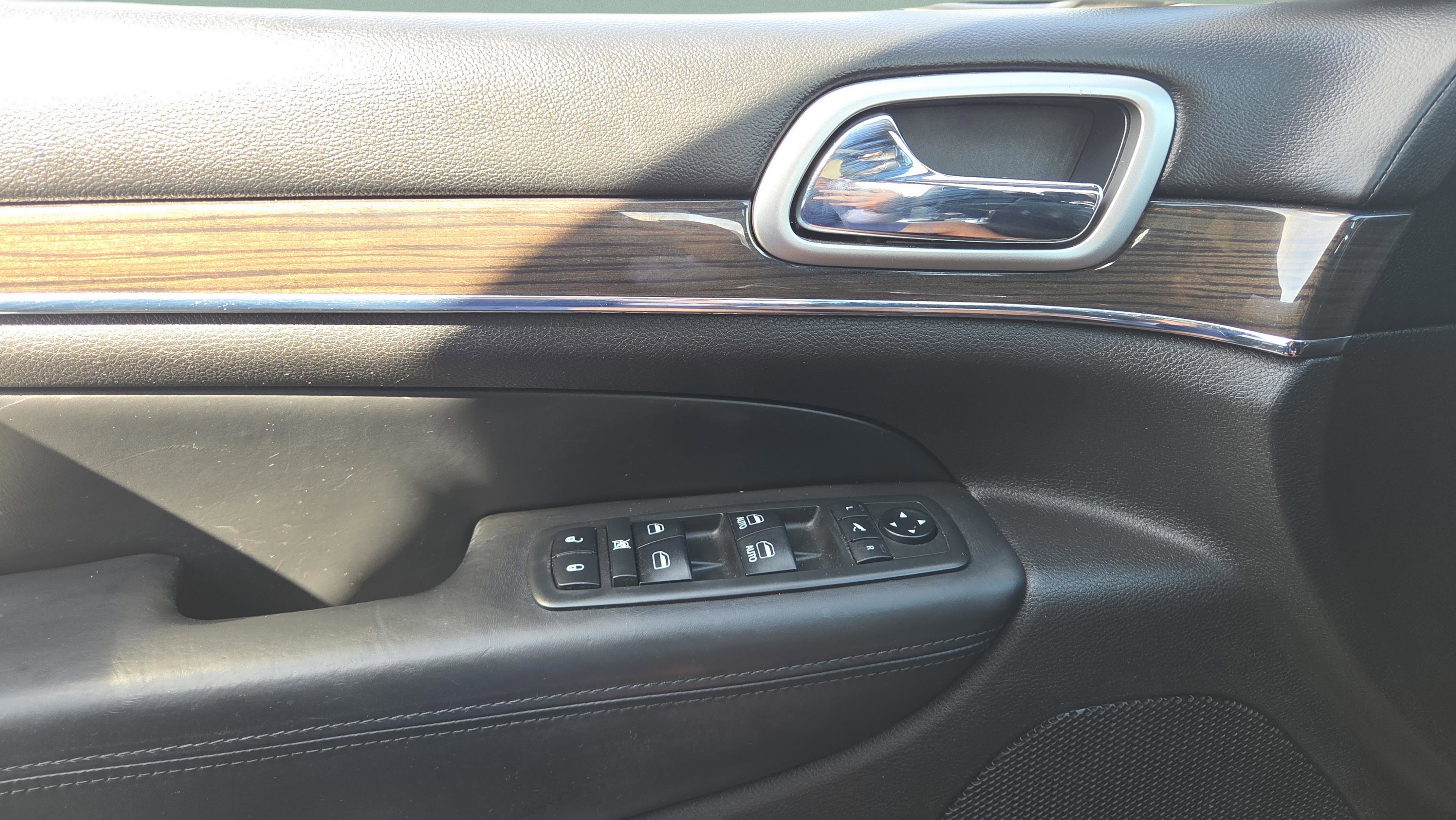 Used 2018 Jeep Grand Cherokee Overland AWD/4WD image 37