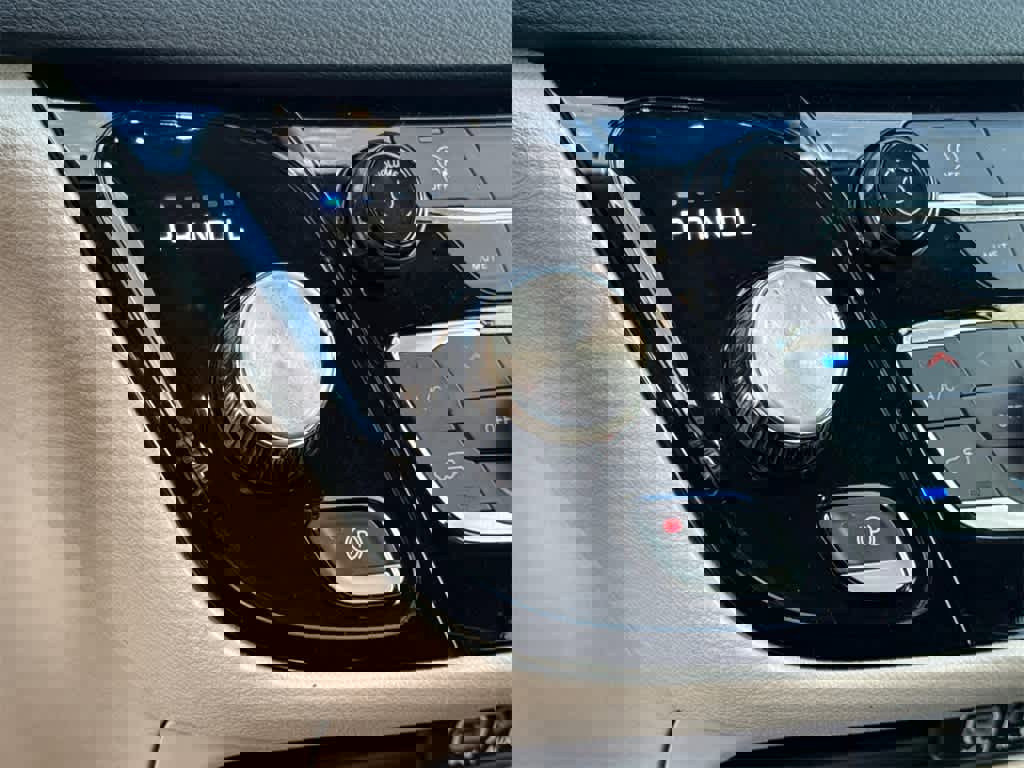 Used 2023 Chrysler Voyager LX image 30