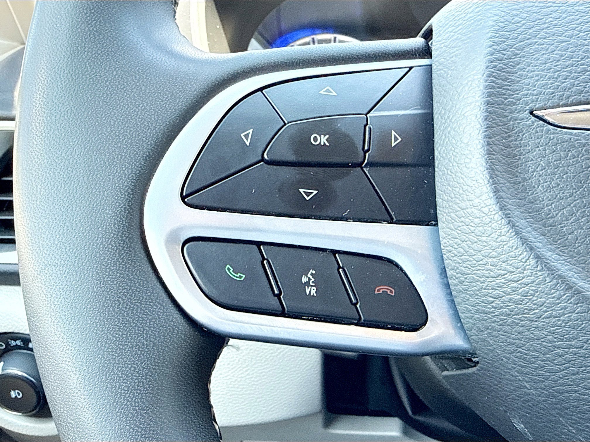 Used 2024 Chrysler Pacifica Touring-L FWD image 37