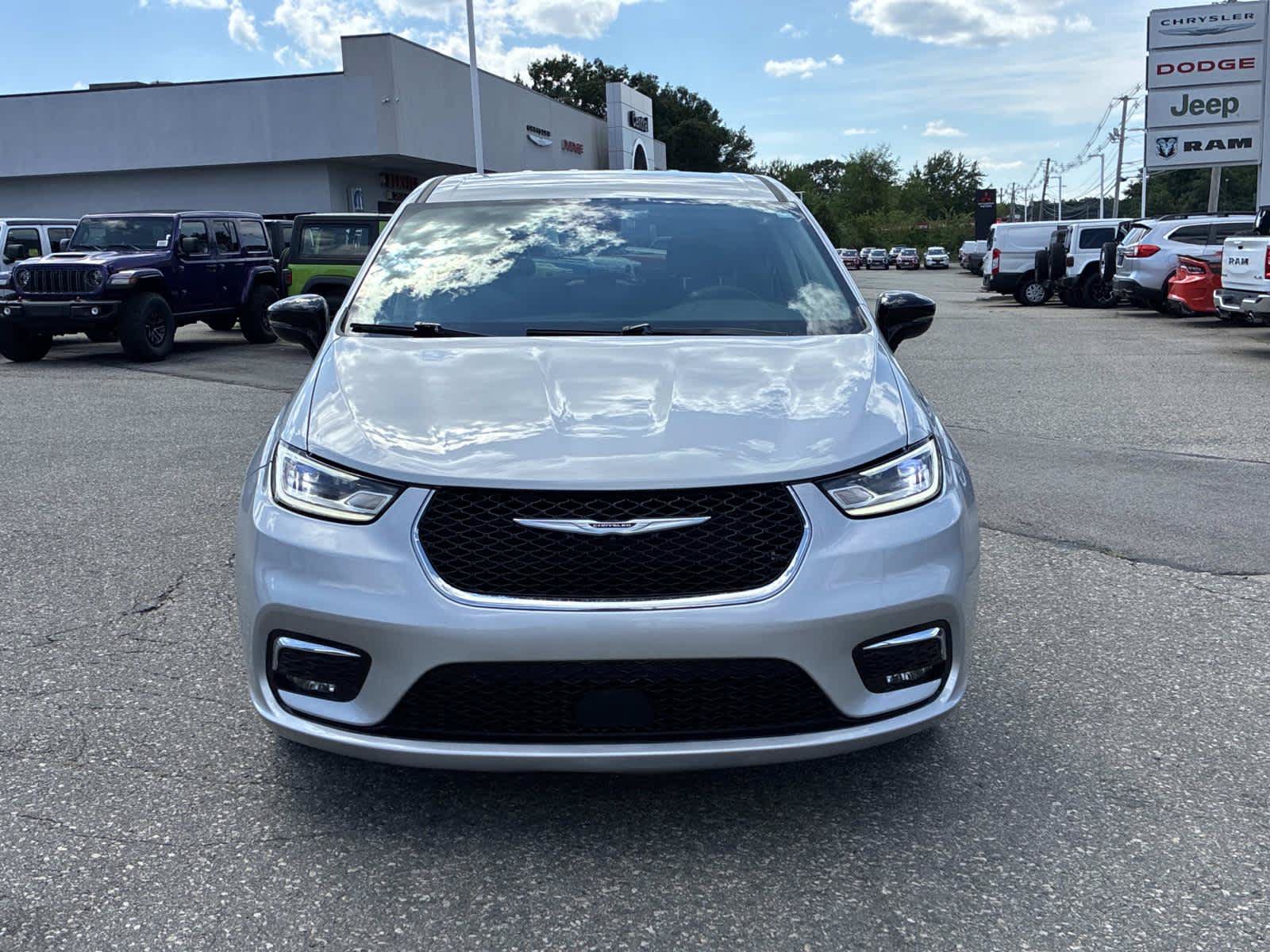 Certified 2024 Chrysler Pacifica Touring-L FWD image 2