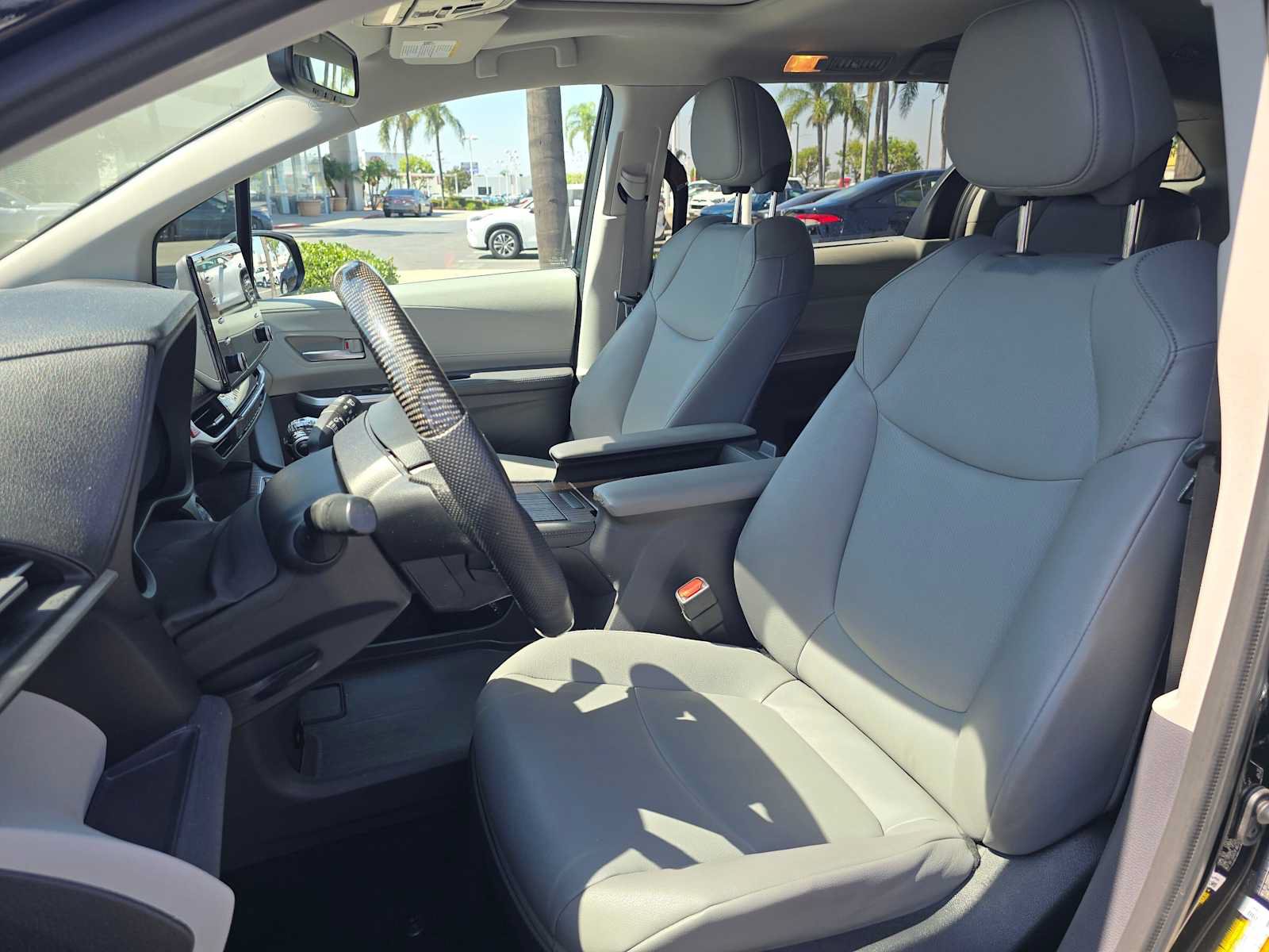 Used 2023 Toyota Sienna XLE FWD image 24