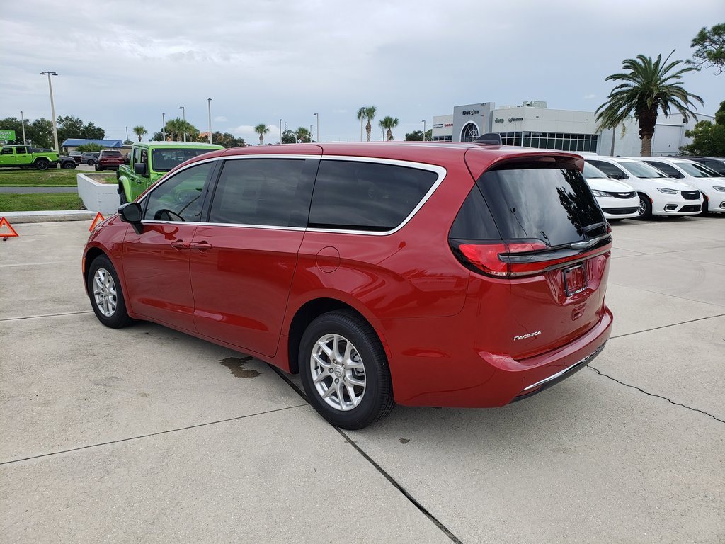 New 2026 Chrysler Pacifica Select image 4