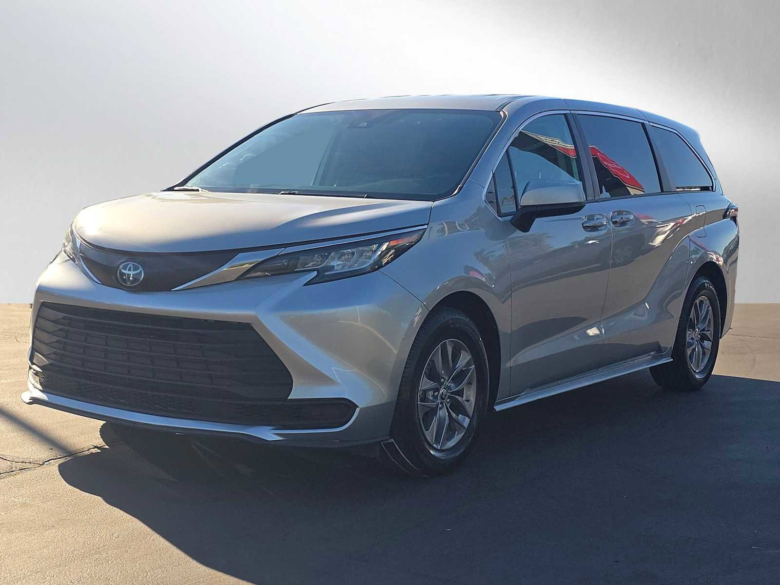 Used 2022 Toyota Sienna LE image 7