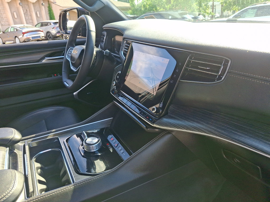 Used 2024 Jeep Wagoneer L Series II w/ Flexible Seating Group AWD/4WD image 12