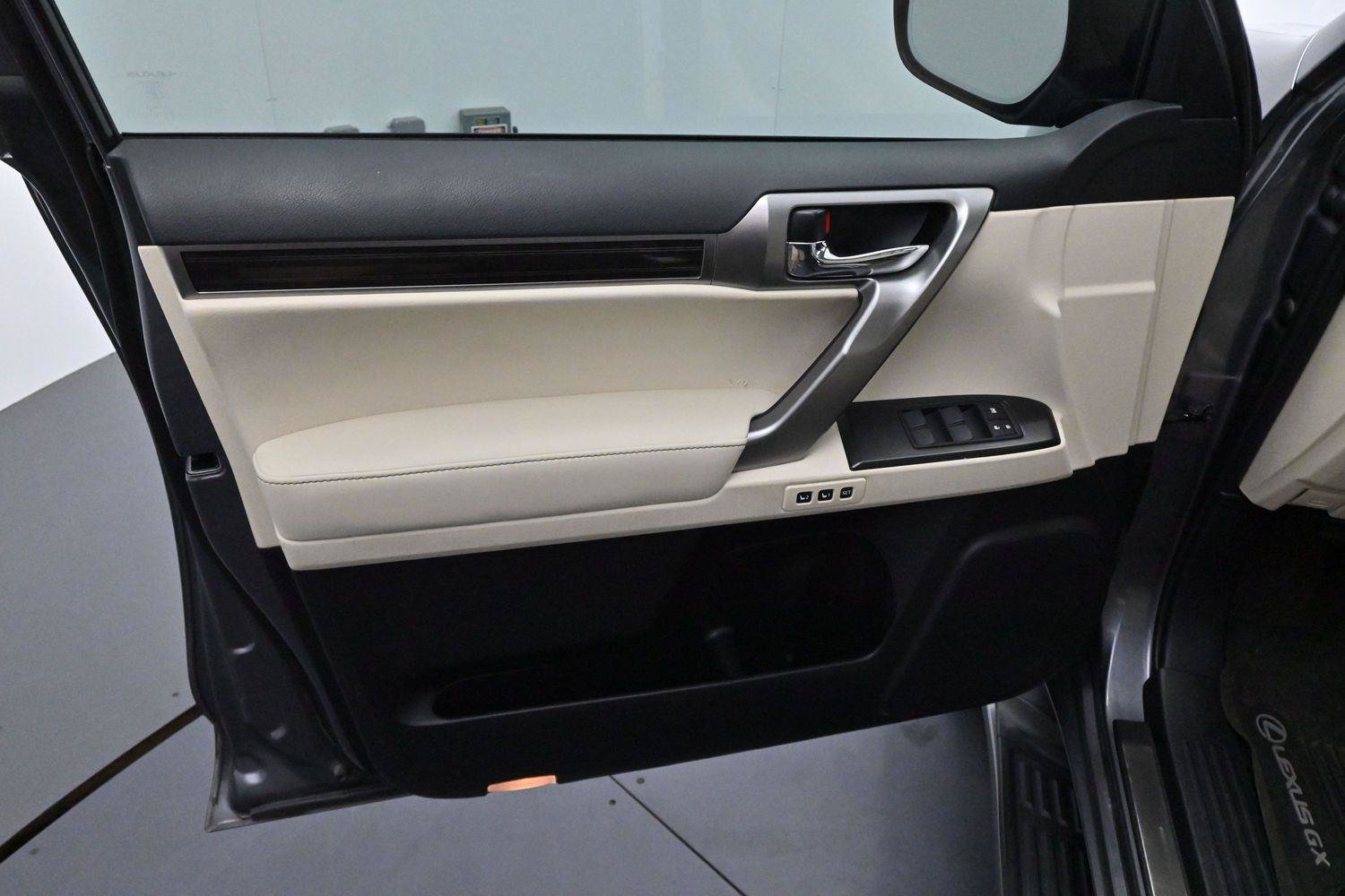 Used 2023 Lexus GX 460 Luxury AWD/4WD image 9