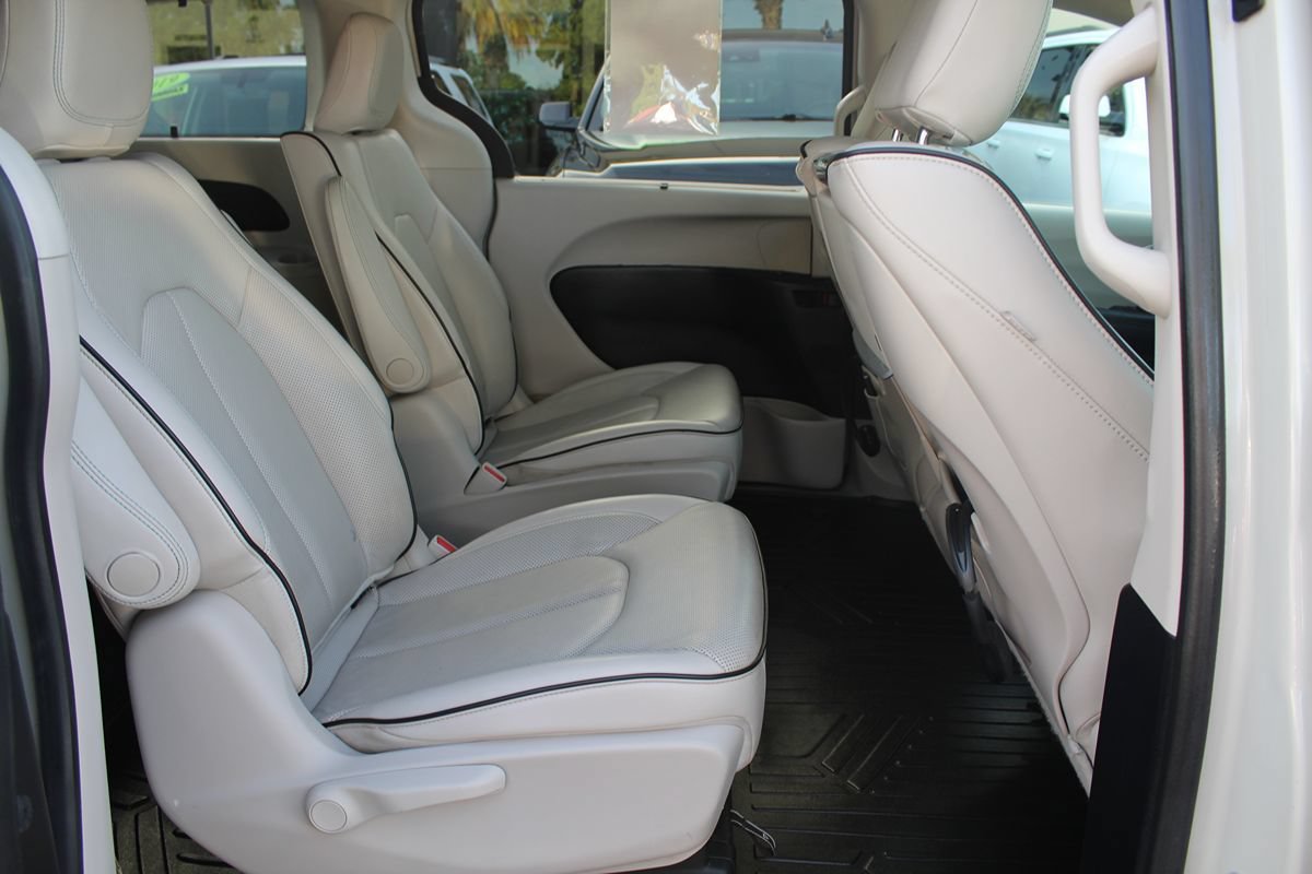 Used 2020 Chrysler Pacifica Limited w/ Advanced Safetytec Group FWD image 26