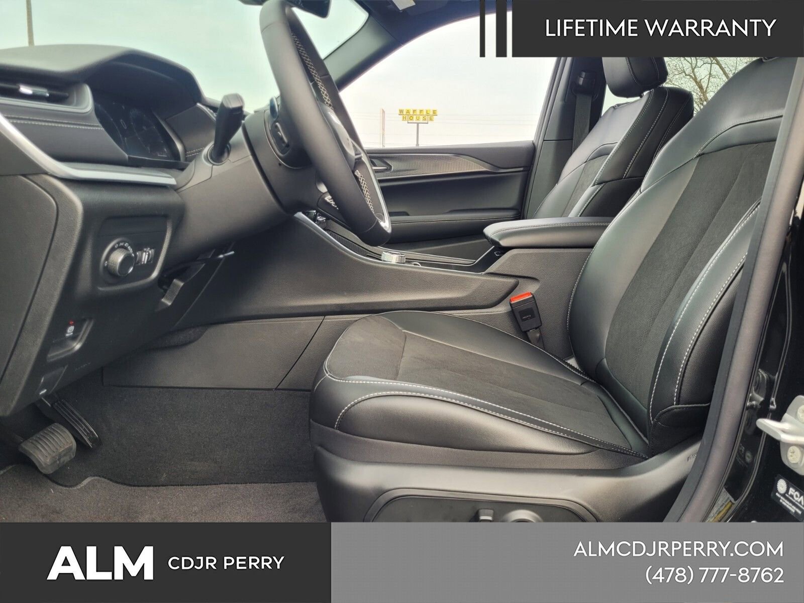 New 2025 Jeep Grand Cherokee Altitude image 5