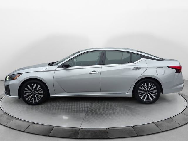 Used 2024 Nissan Altima 2.5 SV image 2