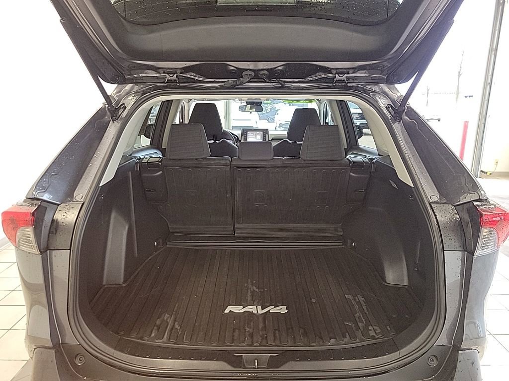 Used 2021 Toyota RAV4 LE image 13
