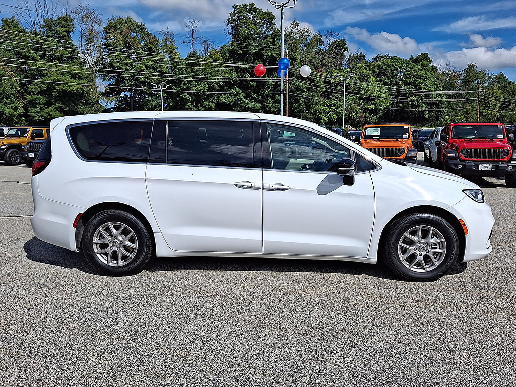 Used 2024 Chrysler Pacifica Touring-L FWD image 55