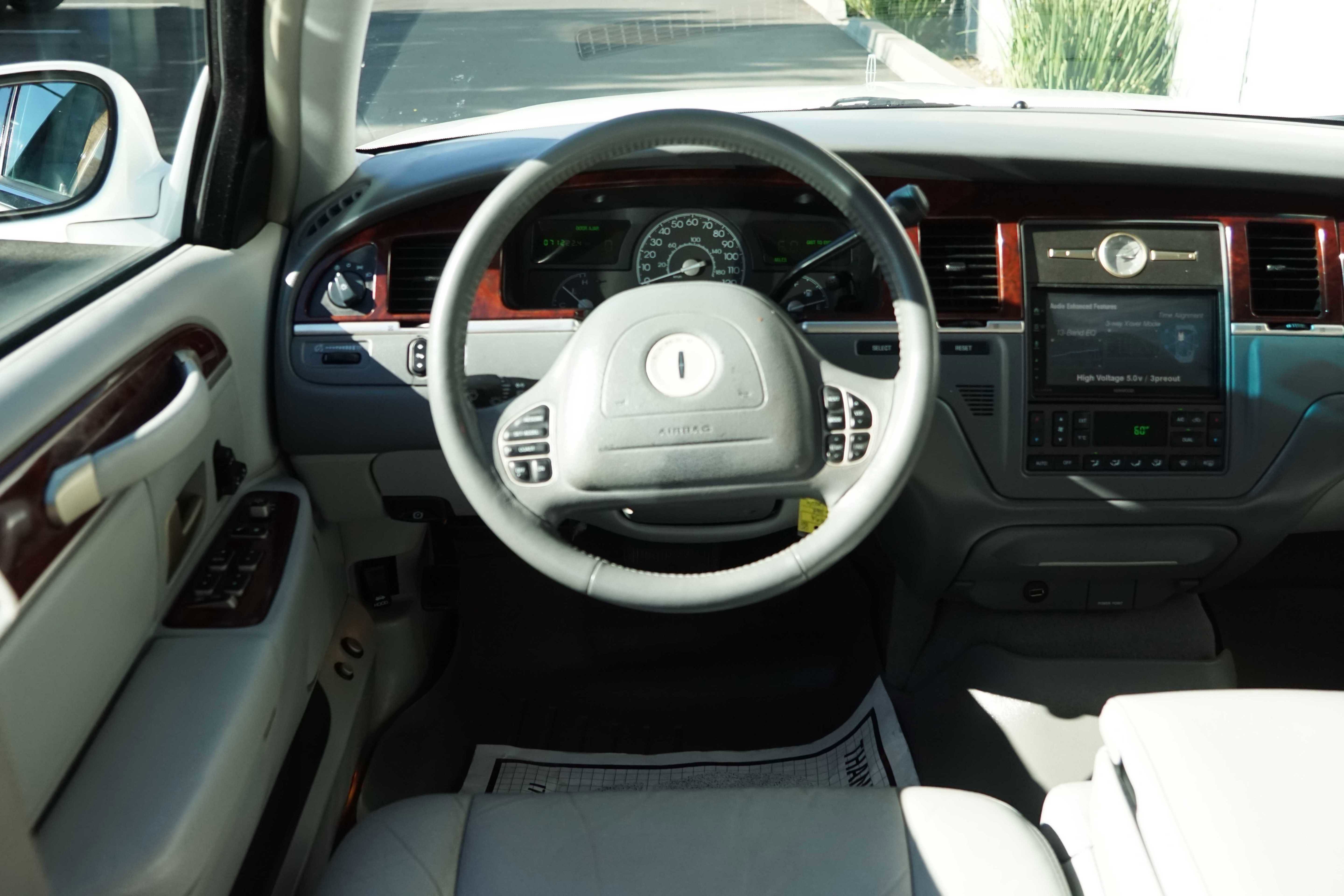 Used 2004 Lincoln Town Car Signature image 41