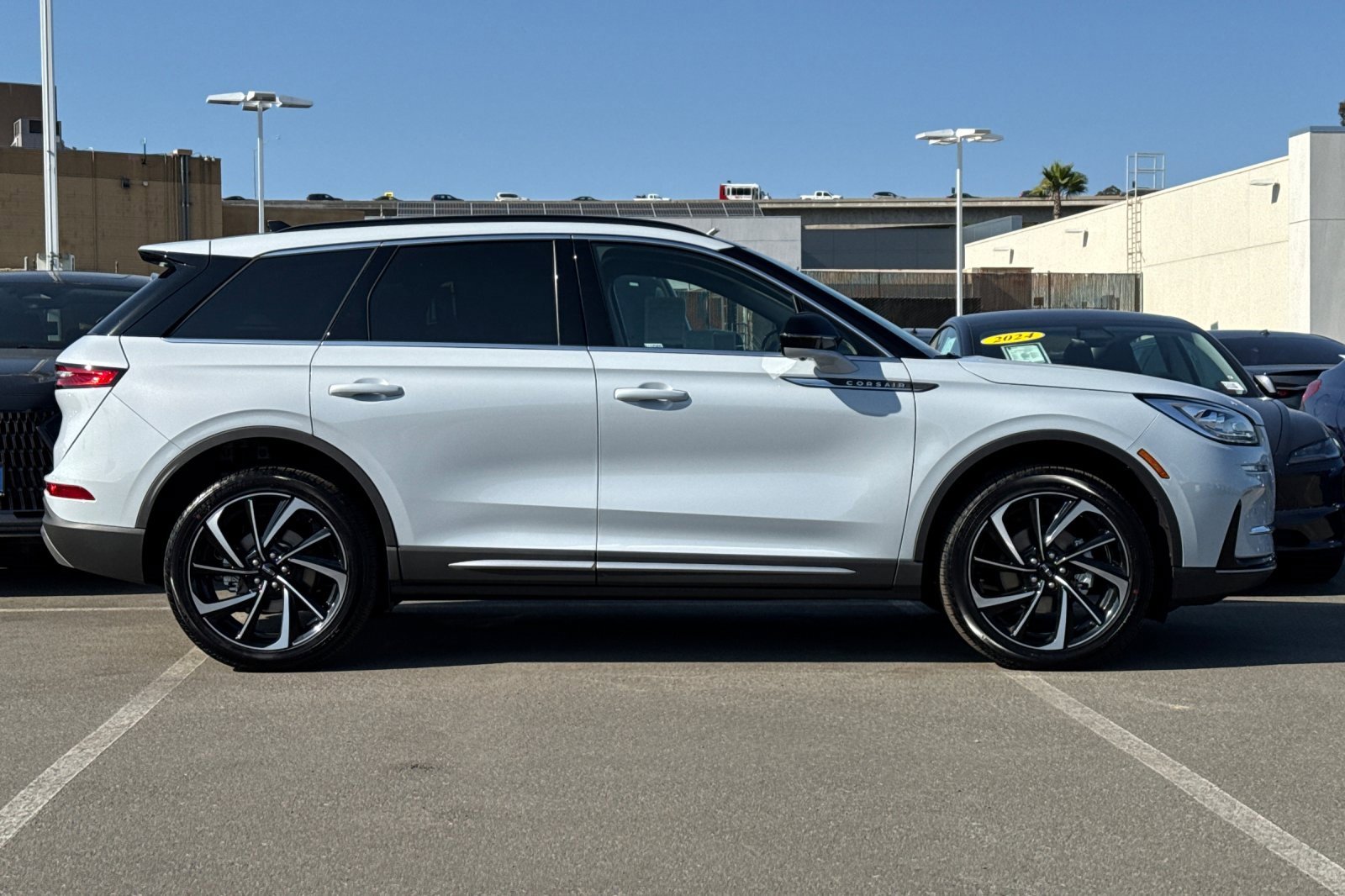 New 2025 Lincoln Corsair Reserve w/ Equipment Group 202A image 2