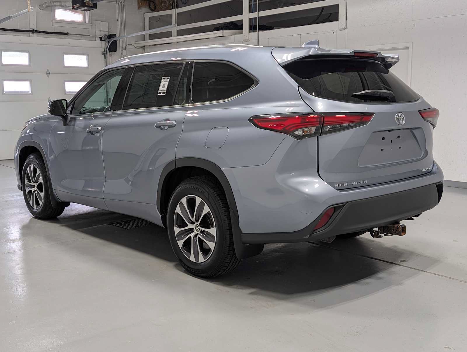 Used 2021 Toyota Highlander XLE AWD/4WD image 10