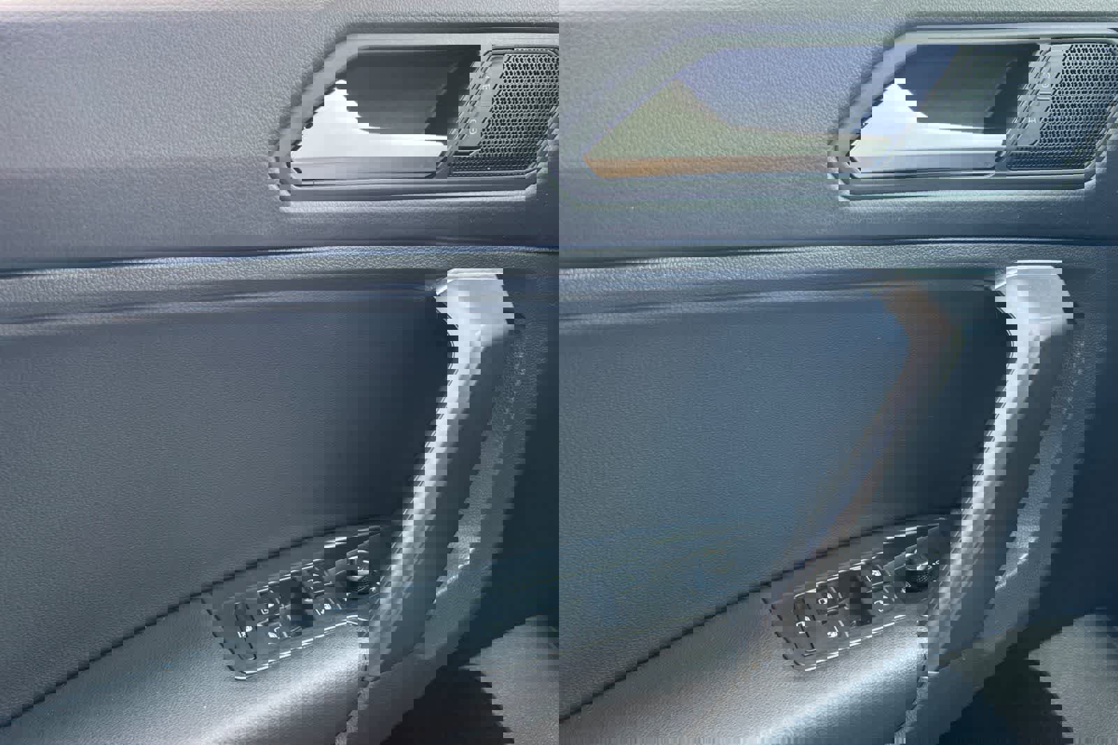 Used 2021 Volkswagen Tiguan SE w/ Panoramic Sunroof Package image 15