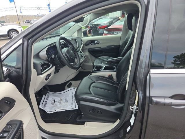 Used 2023 Chrysler Pacifica Touring-L FWD image 14