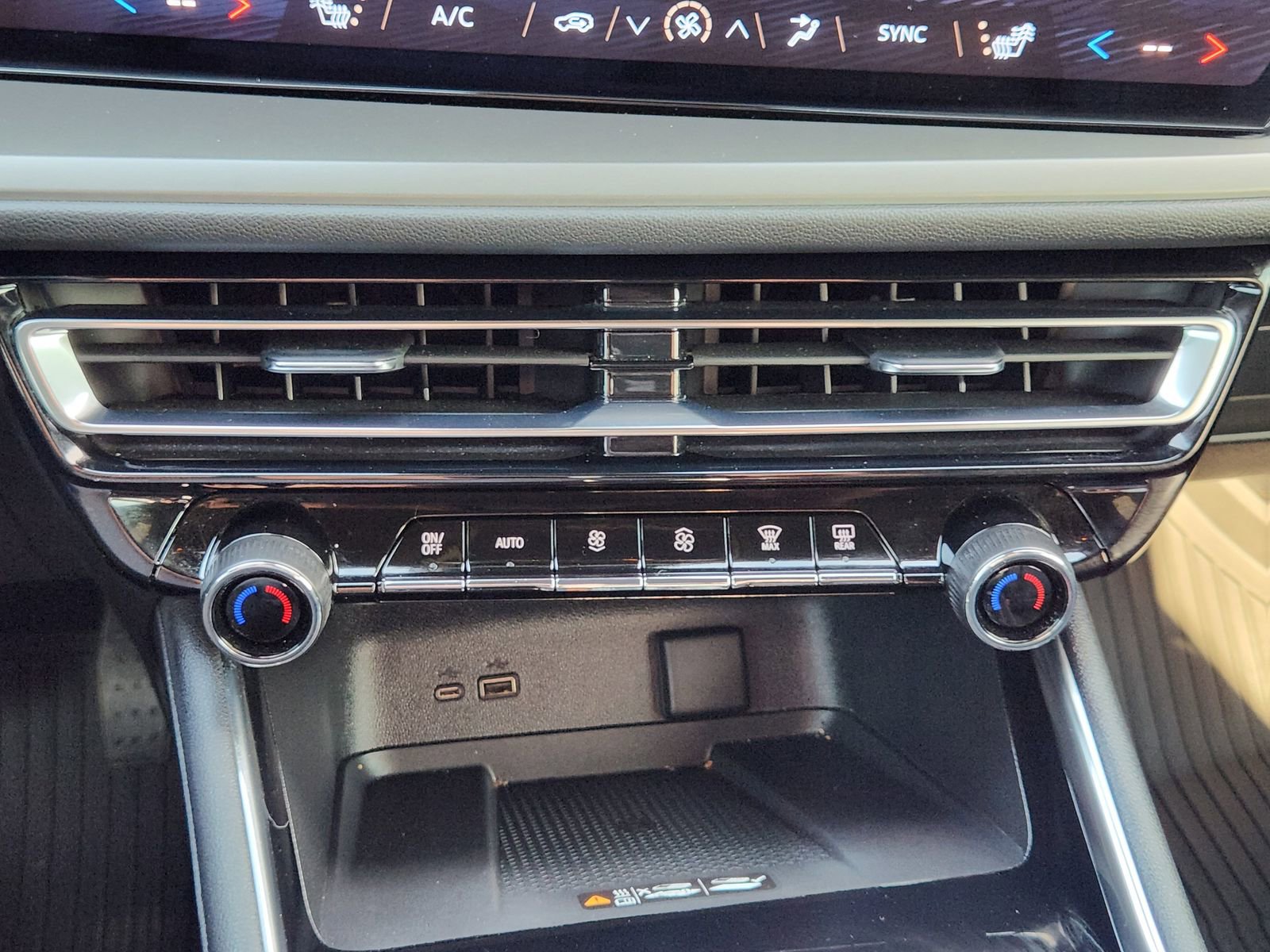 Used 2024 Chevrolet Traverse LT w/ Midnight/Sport Edition image 20