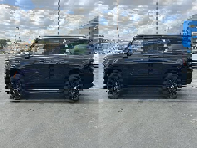 New 2026 Chevrolet Suburban Premier image 8