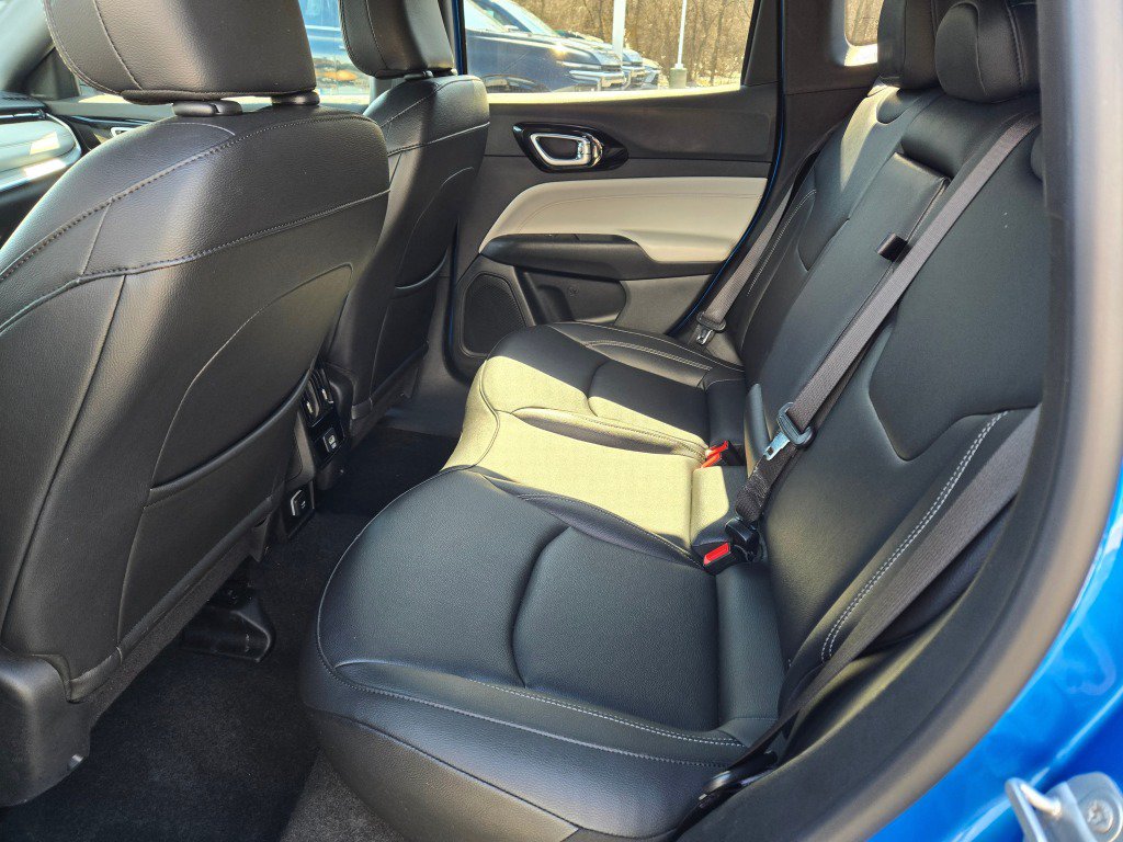 Used 2025 Jeep Compass Limited AWD/4WD image 17