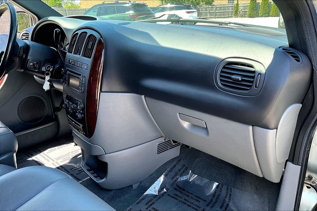 Used 2004 Chrysler Town & Country Limited w/ Trailer Tow Group AWD/4WD image 25