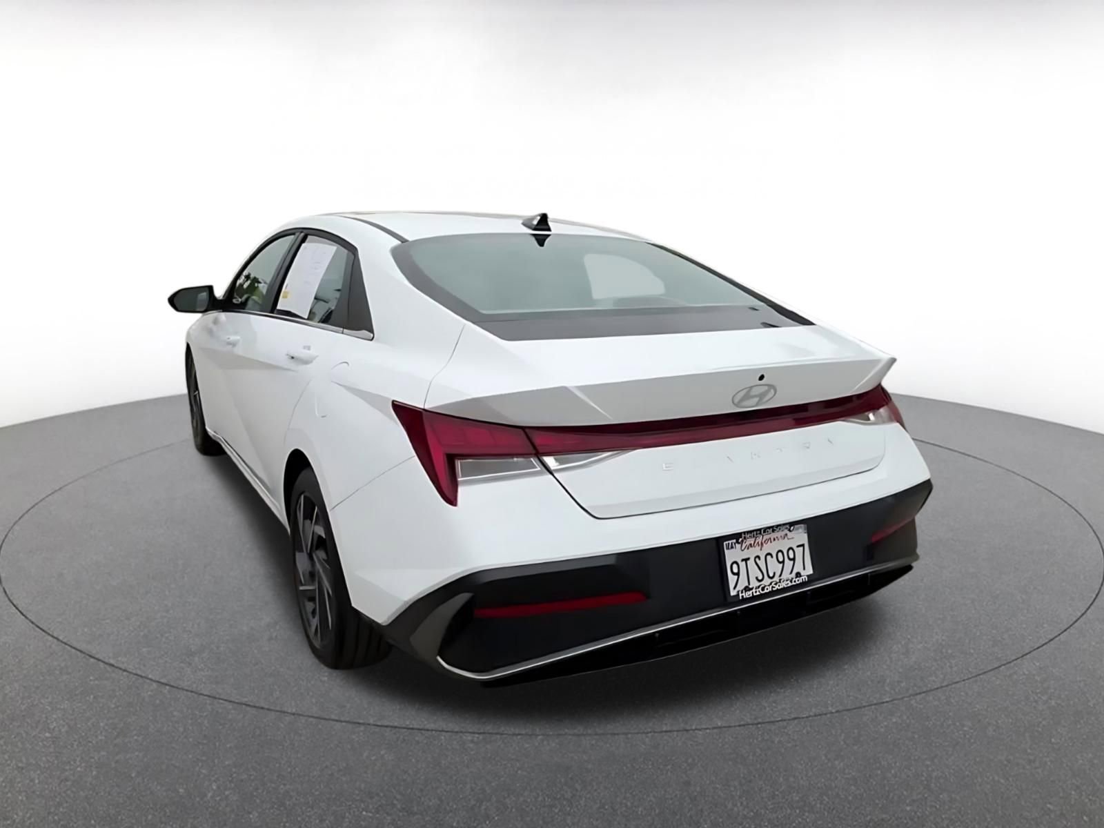 Used 2025 Hyundai Elantra SEL image 11