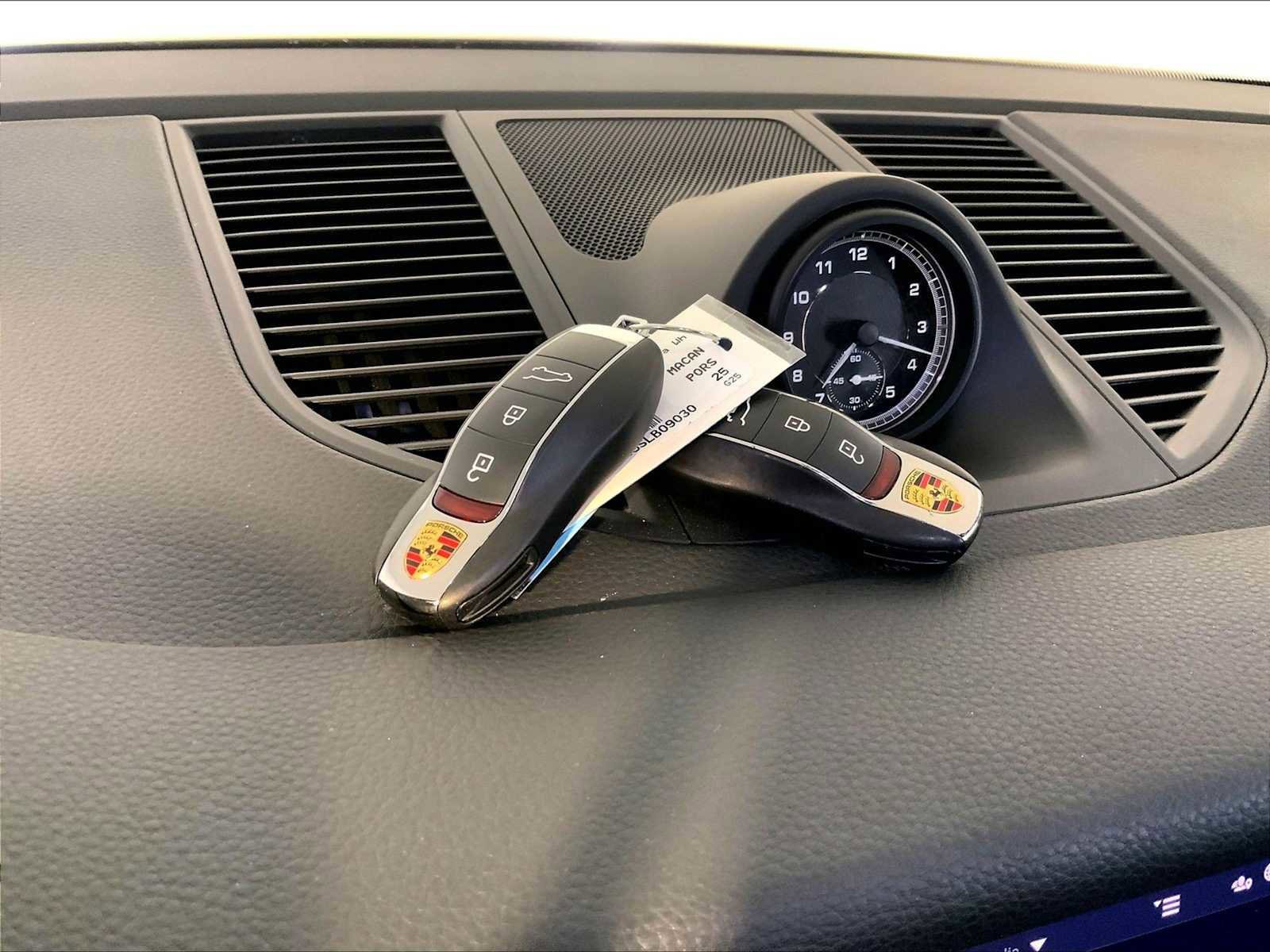 Certified 2025 Porsche Macan image 21