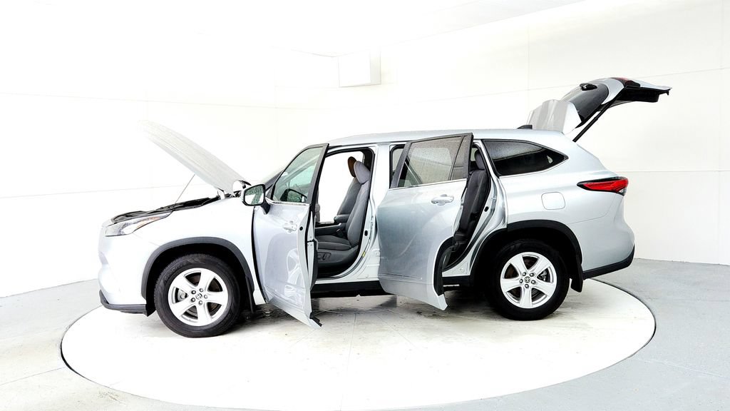 Used 2023 Toyota Highlander LE AWD/4WD image 10