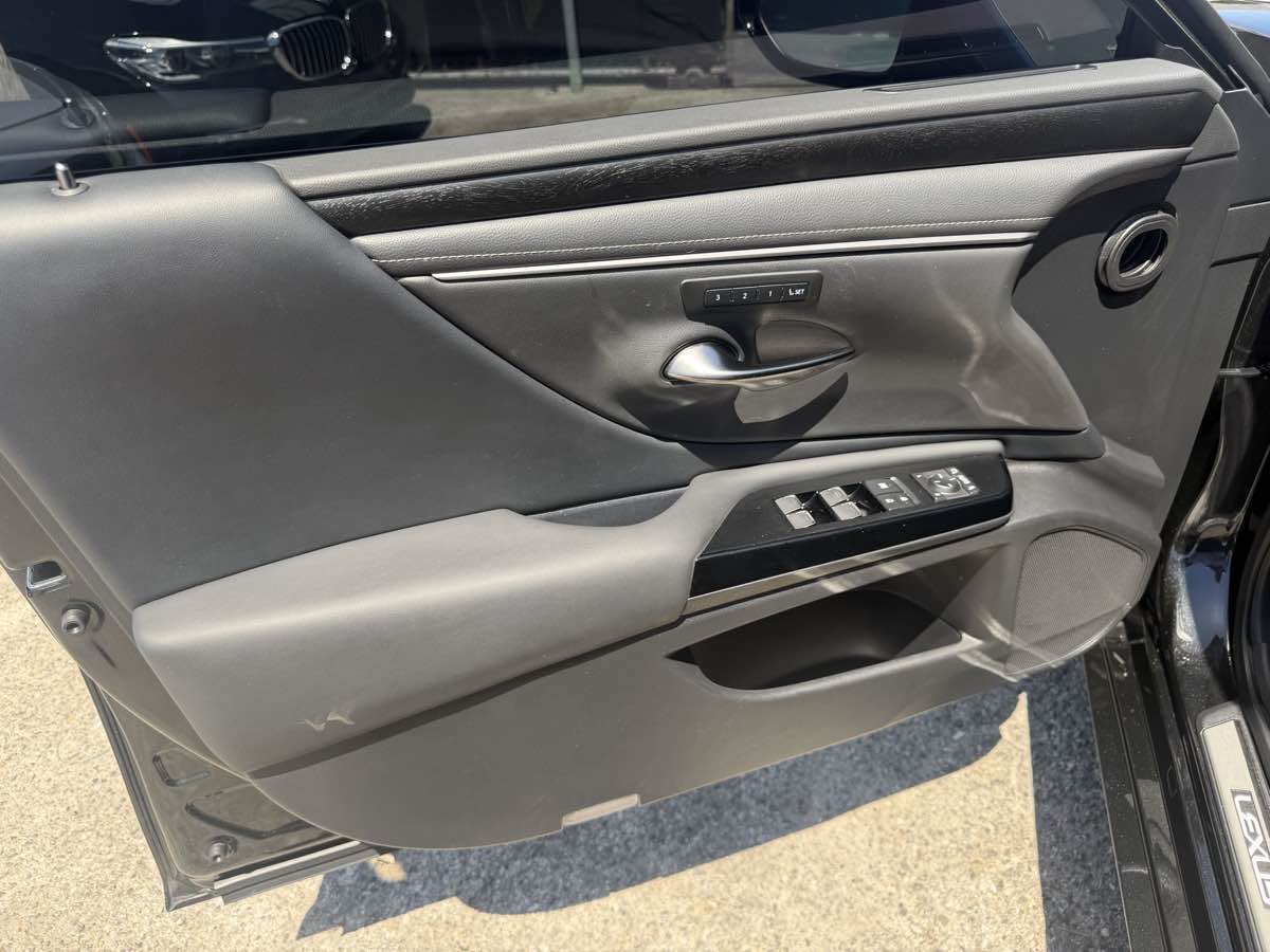 Used 2025 Lexus ES 300h w/ Premium Package FWD image 6