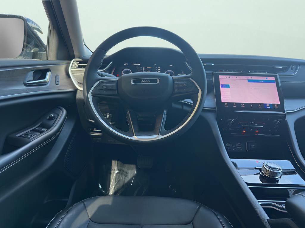 Used 2023 Jeep Grand Cherokee Limited w/ Black Appearance Package image 12