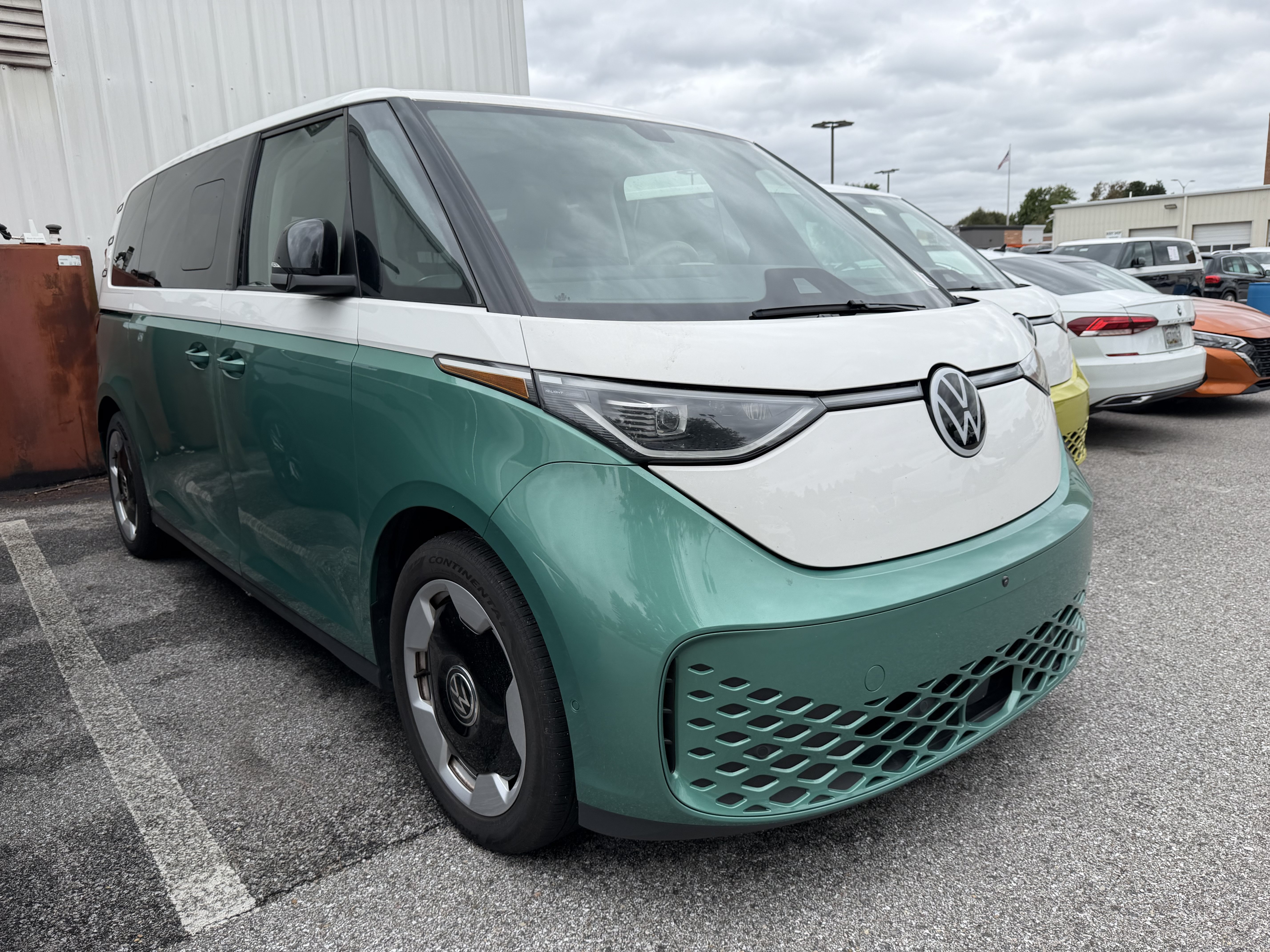 Used 2025 Volkswagen ID. Buzz Pro S Plus w/ Cupholders Package AWD/4WD image 3