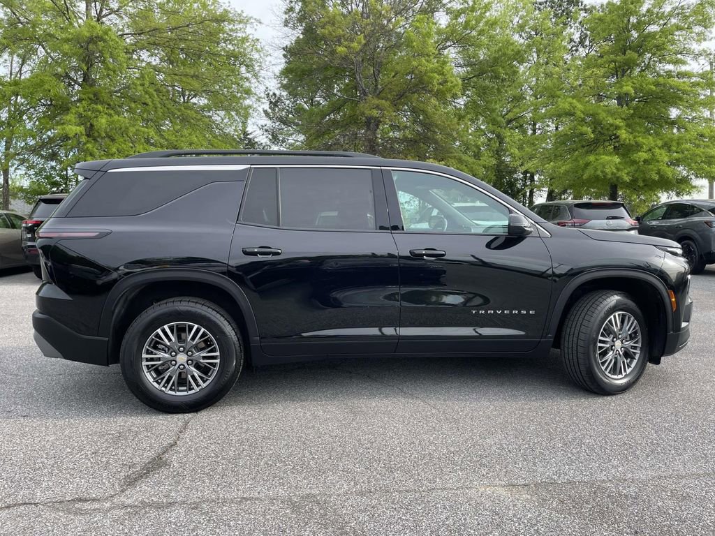 Used 2025 Chevrolet Traverse LT FWD image 2