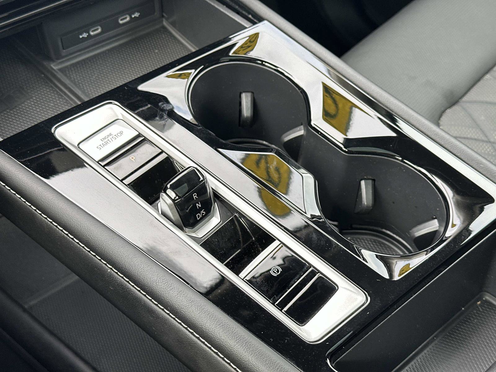 Used 2024 Volkswagen Atlas SEL Premium R-Line image 32