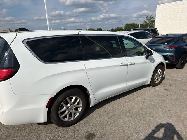 Used 2023 Chrysler Pacifica Touring-L FWD image 4
