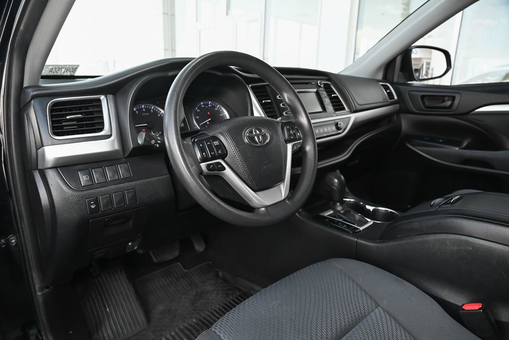 Used 2019 Toyota Highlander LE FWD image 19