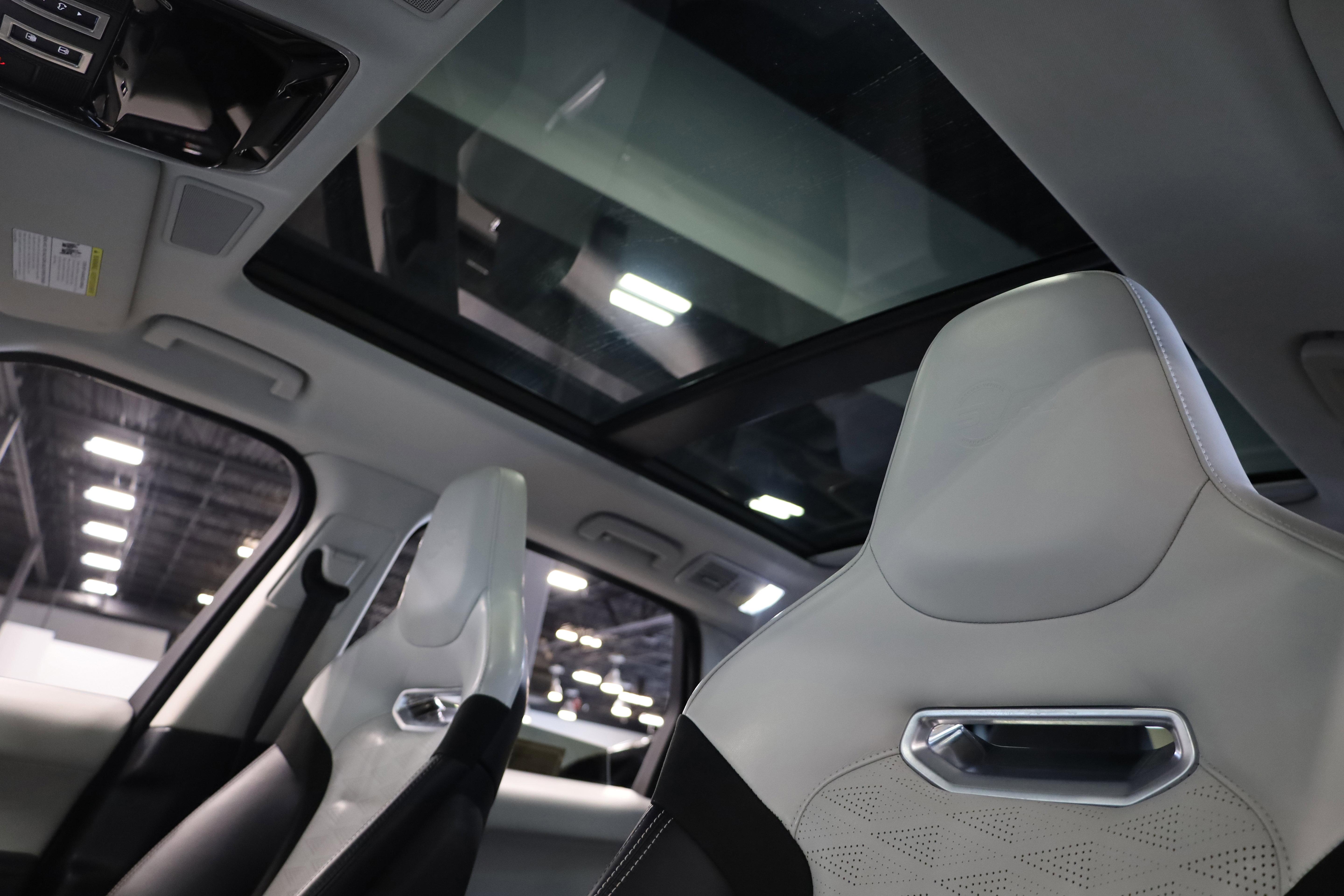 Used 2022 Land Rover Range Rover Sport SVR Carbon Edition image 32